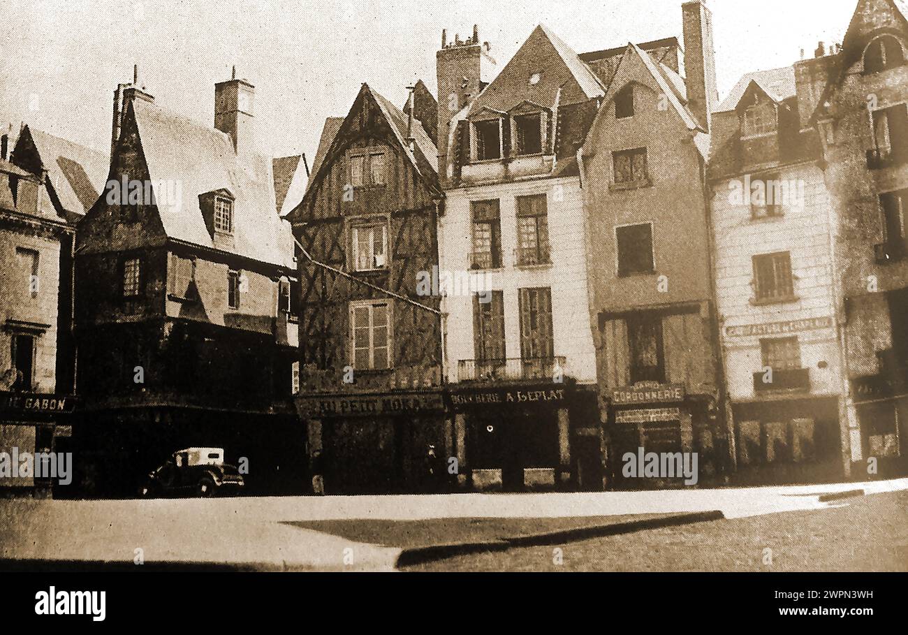 Francia 1939 - vecchi edifici , negozi e case a Tors - France 1939 - bâtiments anciens, commerces et maisons à Tors - Foto Stock