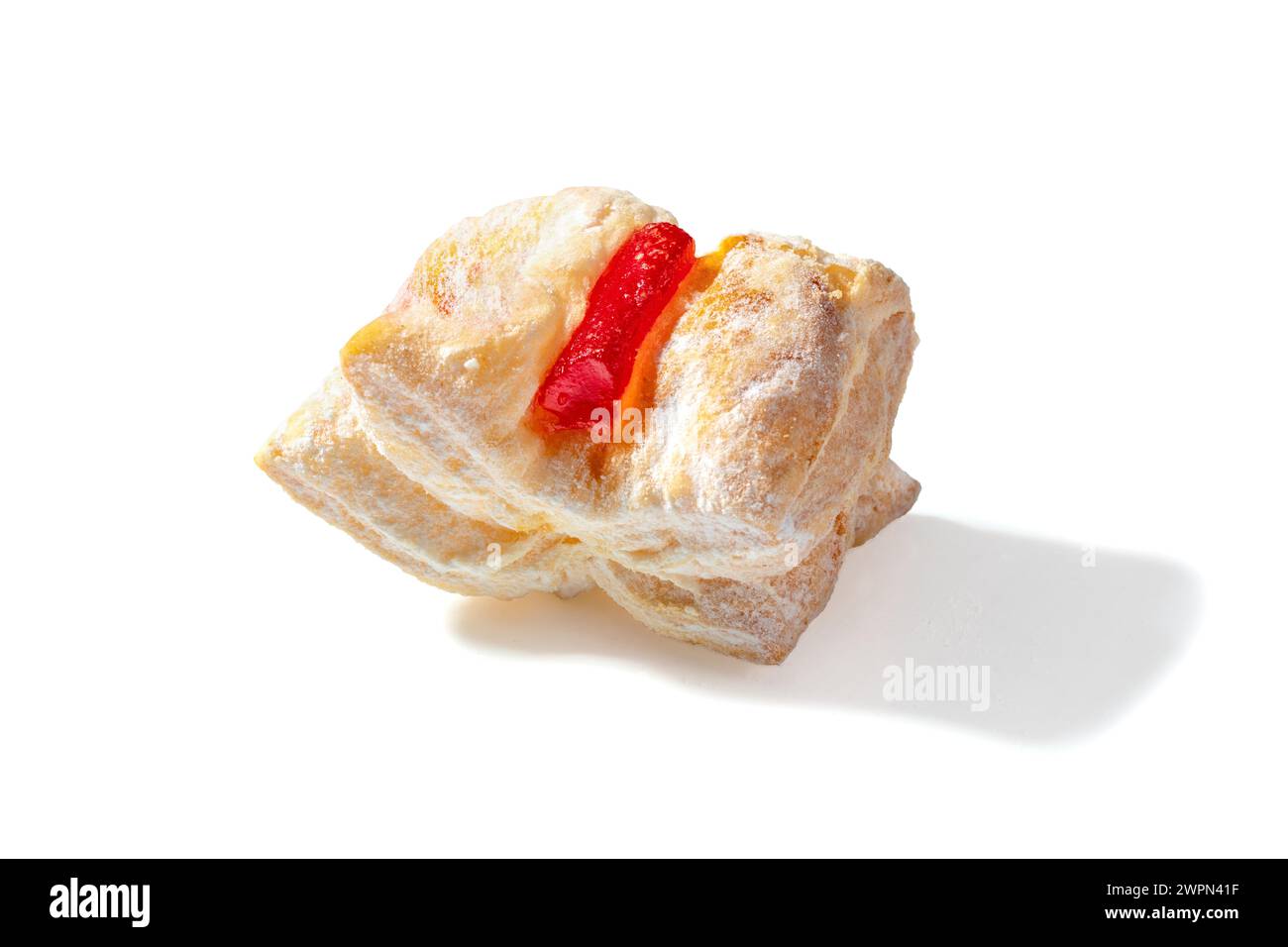 Una delizia deliziosa con sfoglia sfoglia ripiena di vibrante delizia turca rossa, spolverata con un velo di zucchero a velo Foto Stock