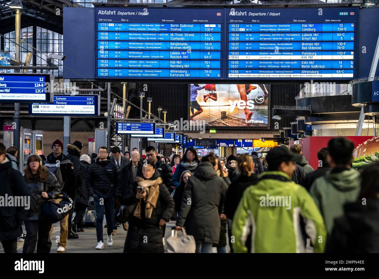 Bacheche presso la stazione centrale di Amburgo, ora di punta serale, prima di un'altra GDL, sciopero dei macchinisti, stazione completa, Wandelhalle, Germania Foto Stock