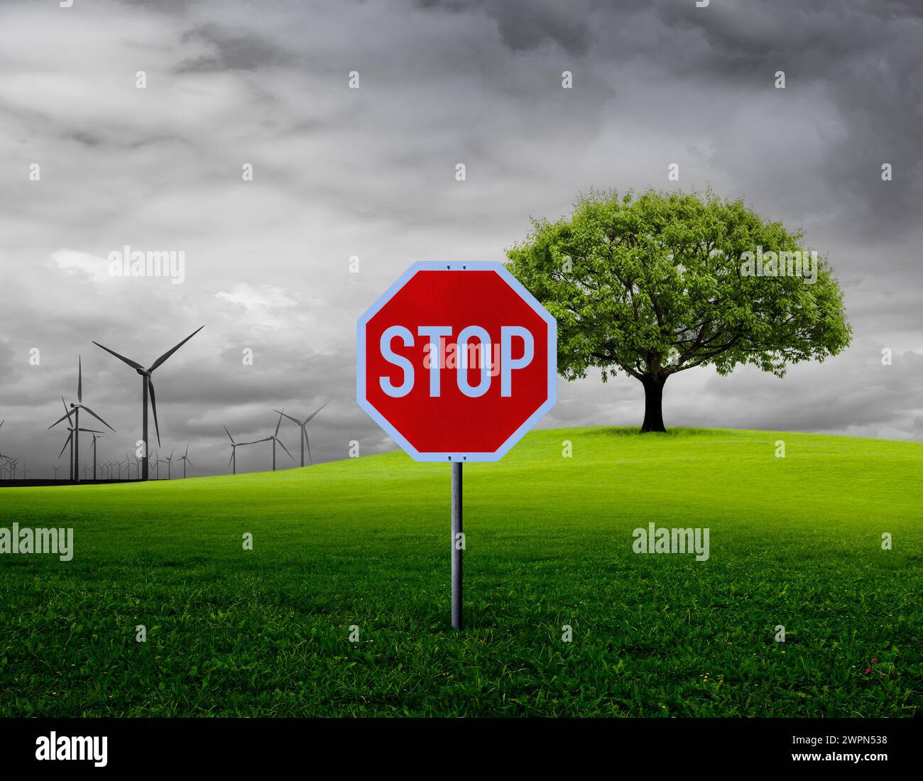 Turbina eolica o natura verde, segnale di stop Foto Stock