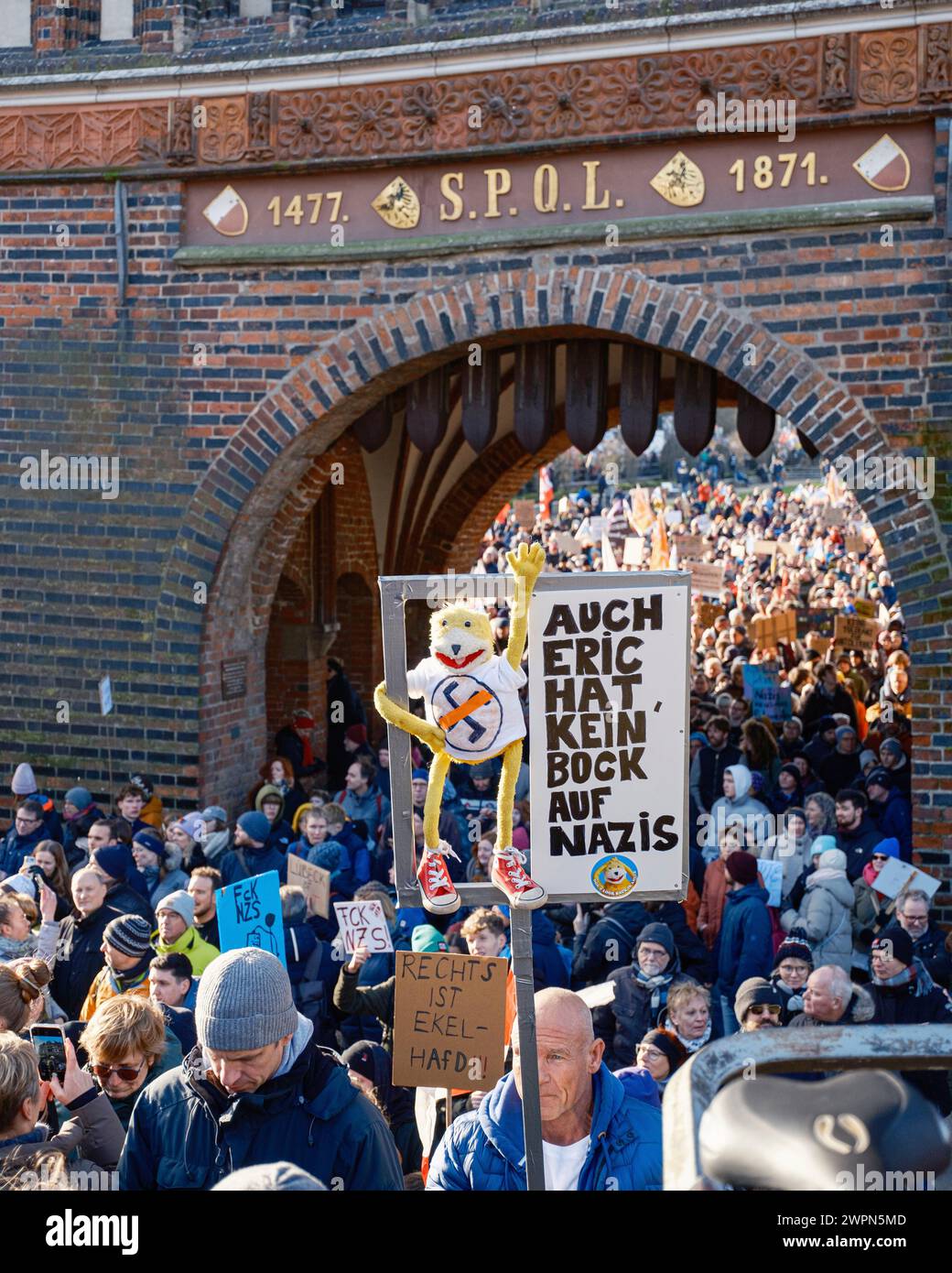 marcia dimostrativa contro la destra attraverso l'Holstentor di Lübeck Foto Stock