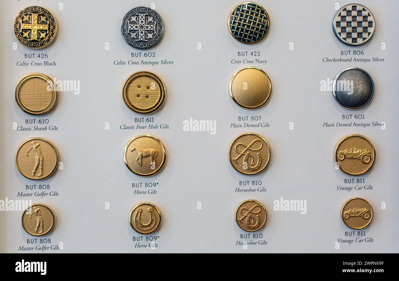 i bottoni blazer da uomo con giacca vintage sono realizzati a mano utilizzando tecniche tradizionali che non sono cambiate nei secoli. Foto Stock