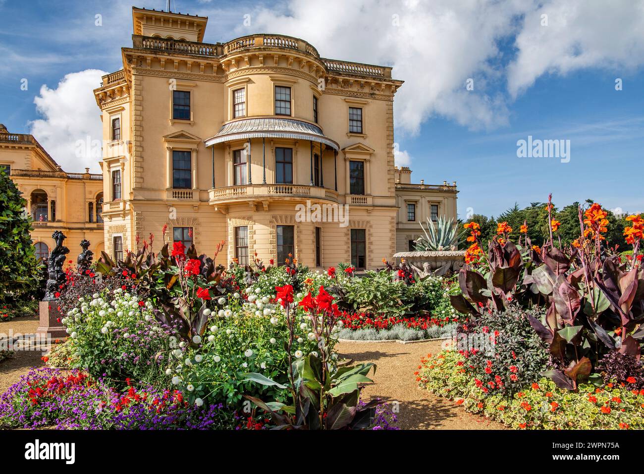 Fronte giardino con bordi floreali di Osborne House, residenza estiva della Regina Vittoria, Isola di Wight, Hampshire, Gran Bretagna, Inghilterra Foto Stock
