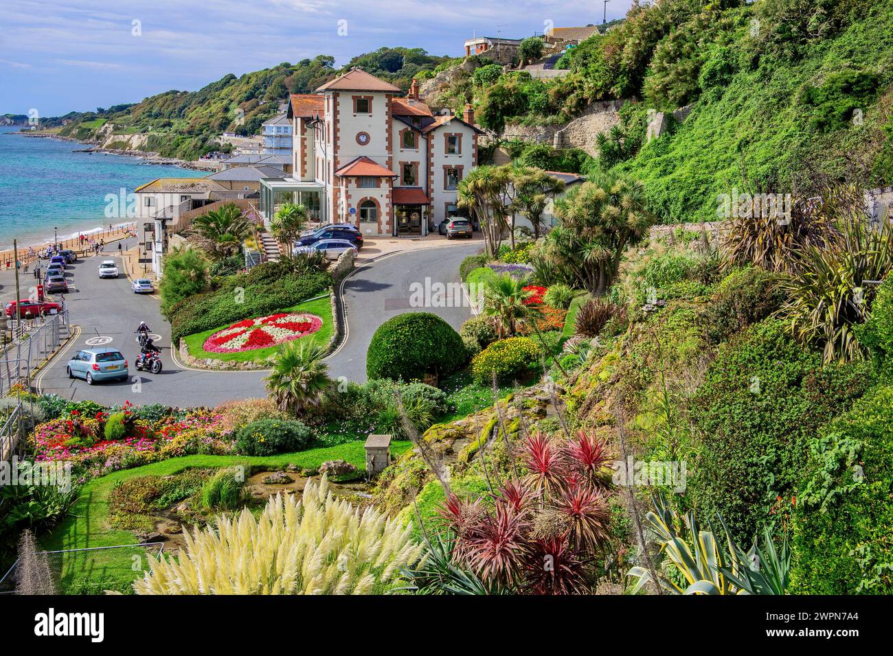 Flower Slope con baia sulla spiaggia nella località balneare di Ventnor, Isola di Wight, Hampshire, Gran Bretagna, Inghilterra Foto Stock