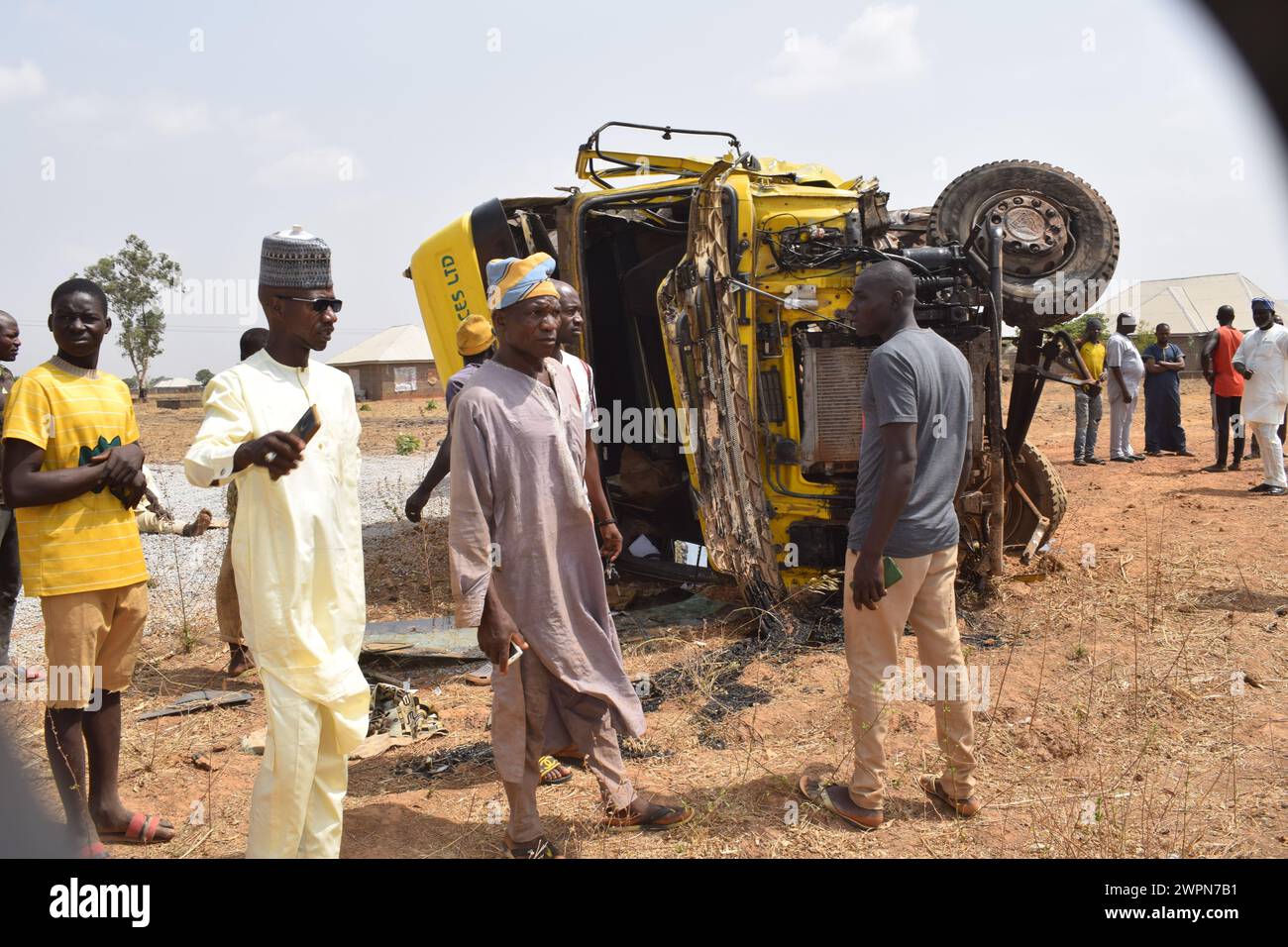 Si vedono persone riunite sulla scena di un incidente multi-veicolo in cui 7 vittime hanno perso la vita nello Stato di Kaduna, Nigeria Foto Stock