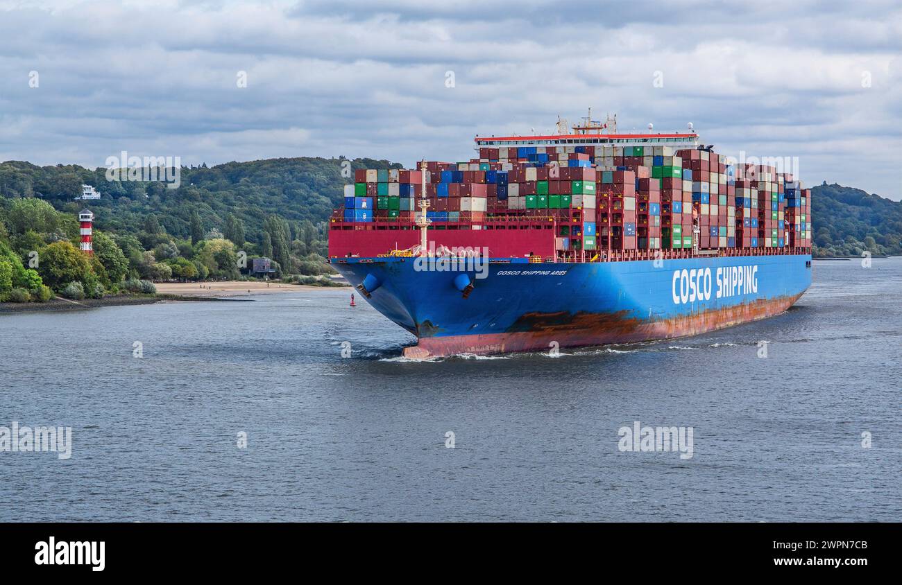Nave portacontainer al largo delle rive dell'Elba nei pressi di Wittenbergen-Strand, Amburgo, Elba, Land Amburgo, Germania Foto Stock