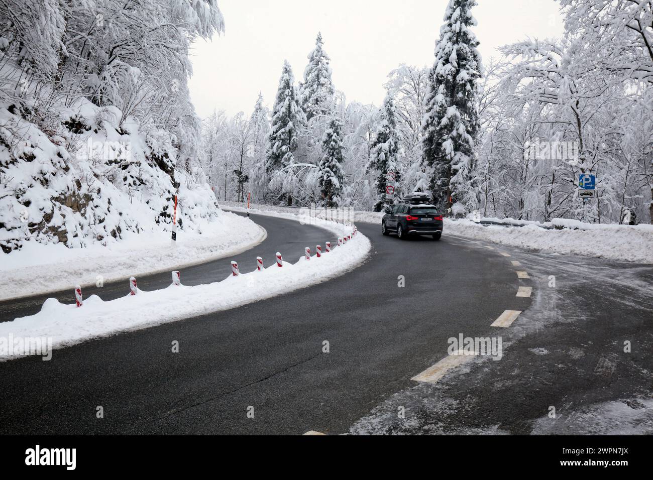 Inverno a Kesselbergstraße, curva con segnalatori luminosi sulla riserva centrale Foto Stock