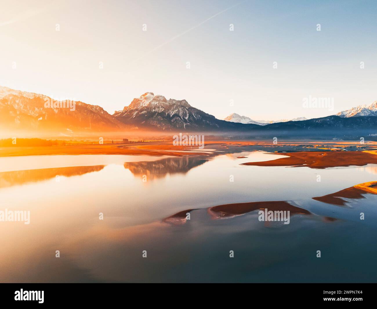 Vista aerea del Forggensee drenato in inverno alla luce del mattino con vista sulle Alpi, Füssen, Ostallgäu, Allgäu, Baviera, Germania meridionale, Germania Foto Stock