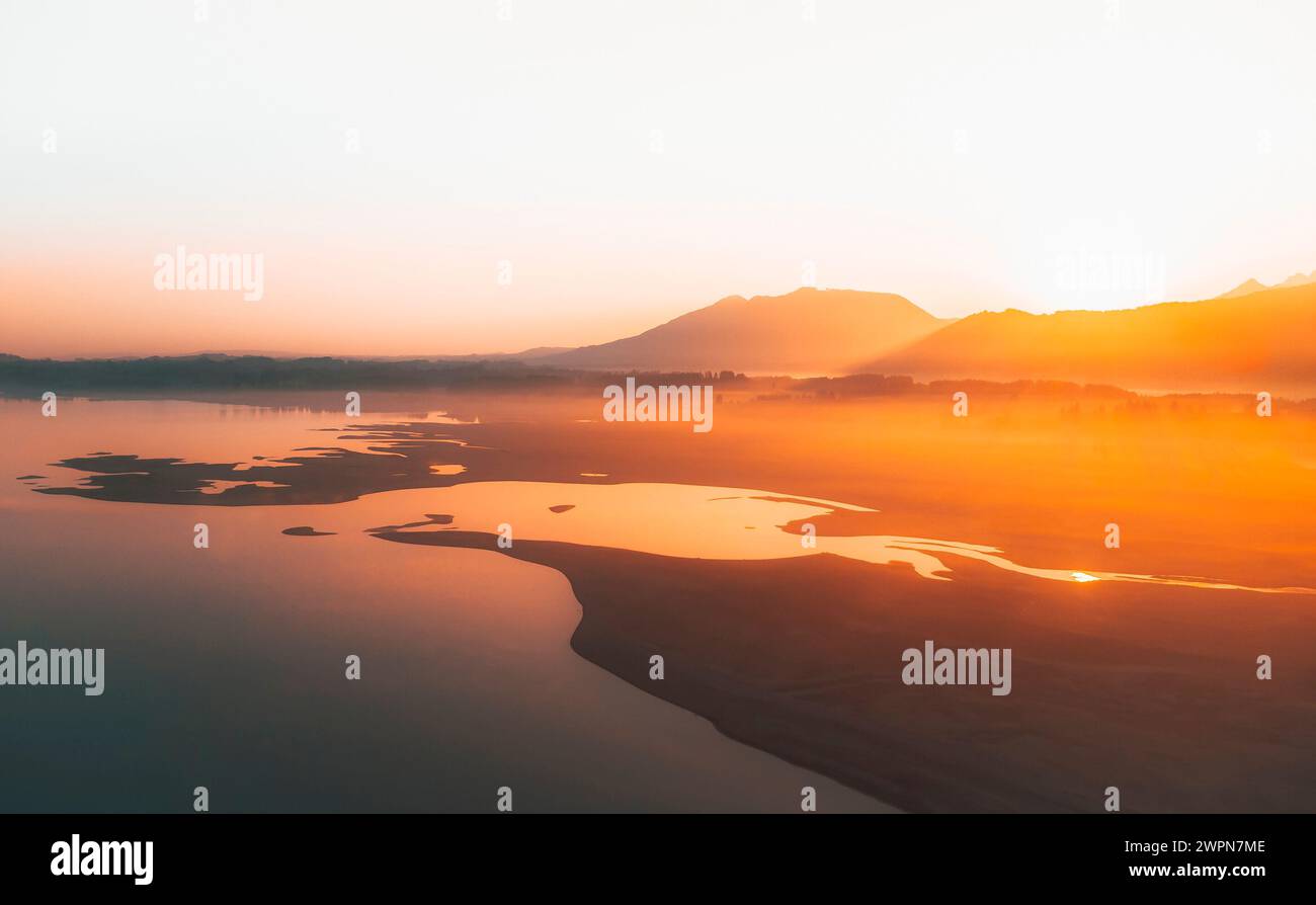 Vista aerea del Forggensee drenato in inverno alla luce del mattino con vista sulle colline pedemontane delle Alpi, Füssen, Ostallgäu, Allgäu, Baviera, Germania meridionale, Germania Foto Stock