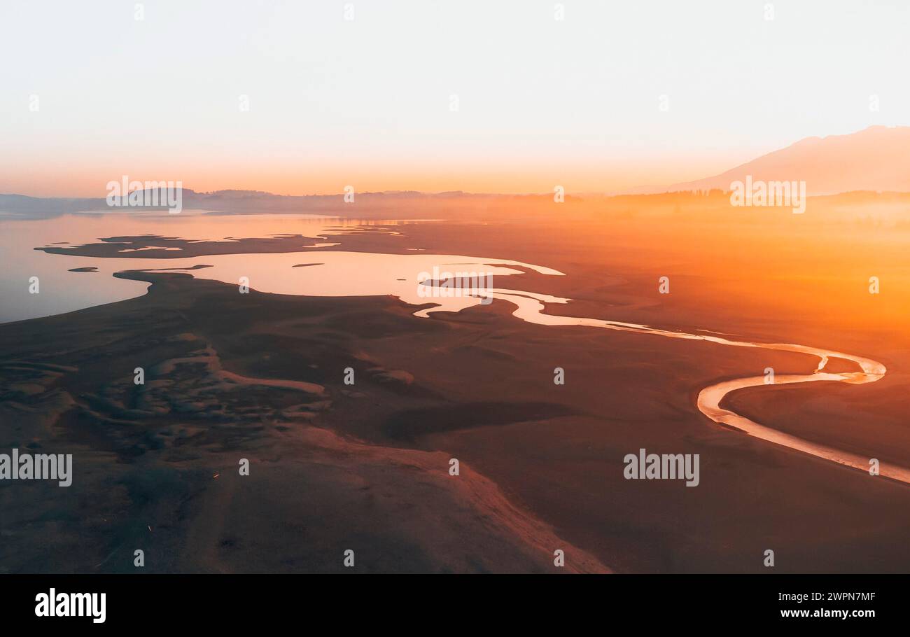 Vista aerea del Forggensee drenato in inverno alla luce del mattino con vista sulle colline pedemontane delle Alpi, Füssen, Ostallgäu, Allgäu, Baviera, Germania meridionale, Germania Foto Stock