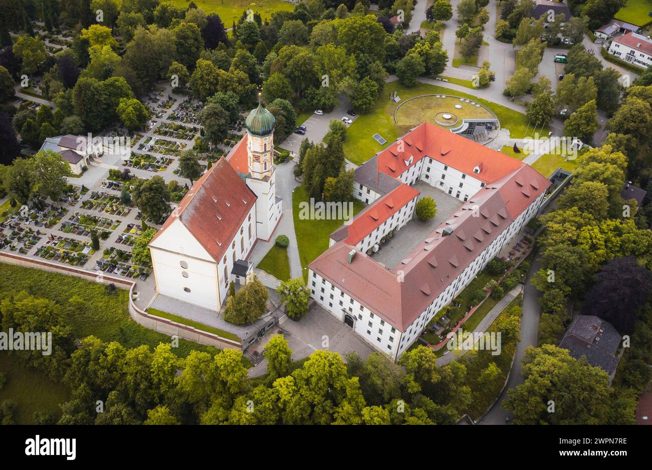 St La chiesa parrocchiale e il castello di Martin (Accademia musicale bavarese) a Marktoberdorf in vista aerea, Ostallgäu, Allgäu, Baviera, Germania meridionale, Germania Foto Stock