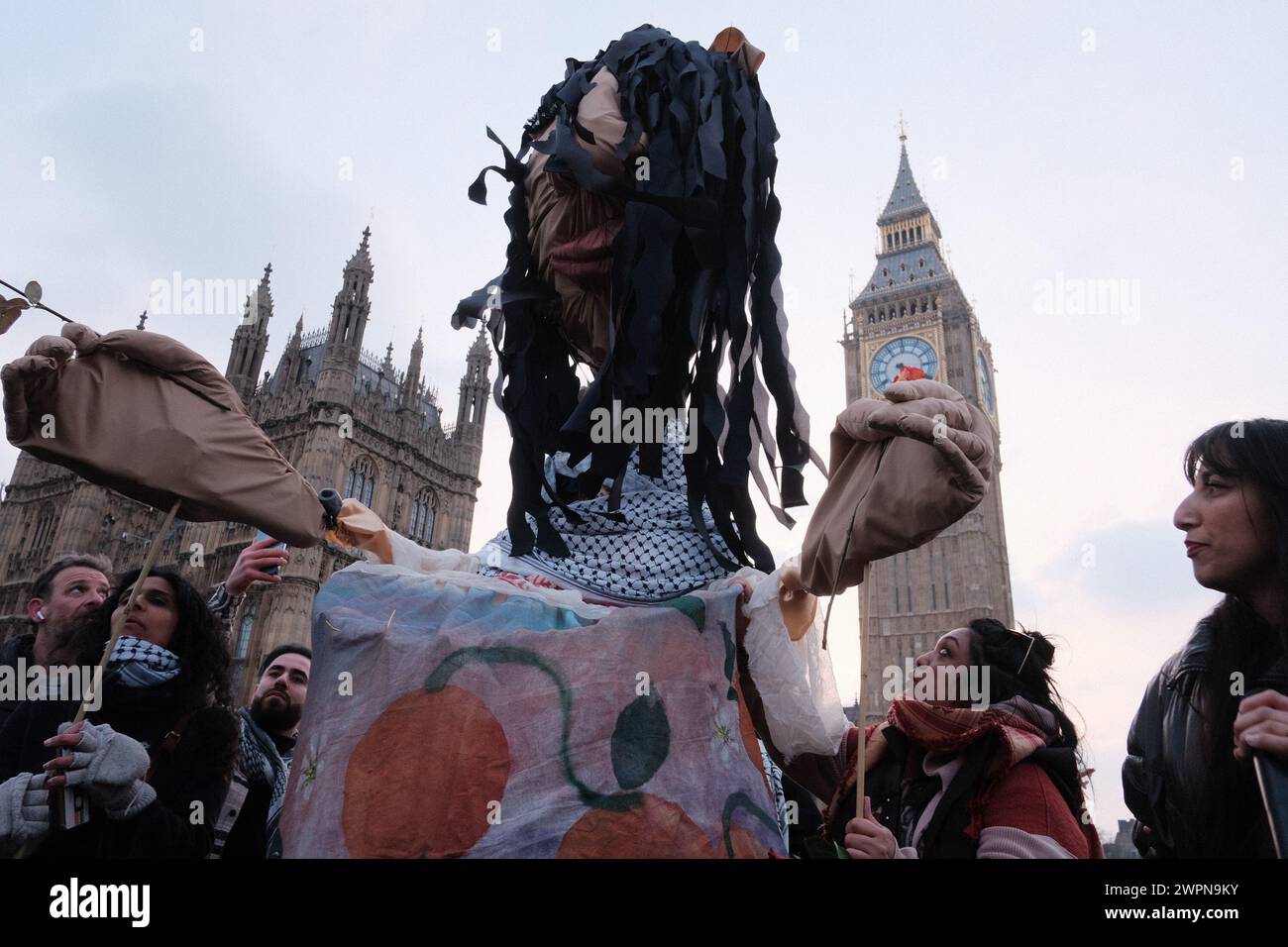 Londra, Regno Unito. 8 marzo 2024. Dimostrazione di solidarietà con le donne palestinesi nella giornata internazionale della donna organizzata da più gruppi come Extinction Rebellion, Parents 4 Palestine, Parents for Future UK, Mothers CAN, Global Women's Strike e Women of Colour. Crediti: Joao Daniel Pereira/Alamy Live News Foto Stock