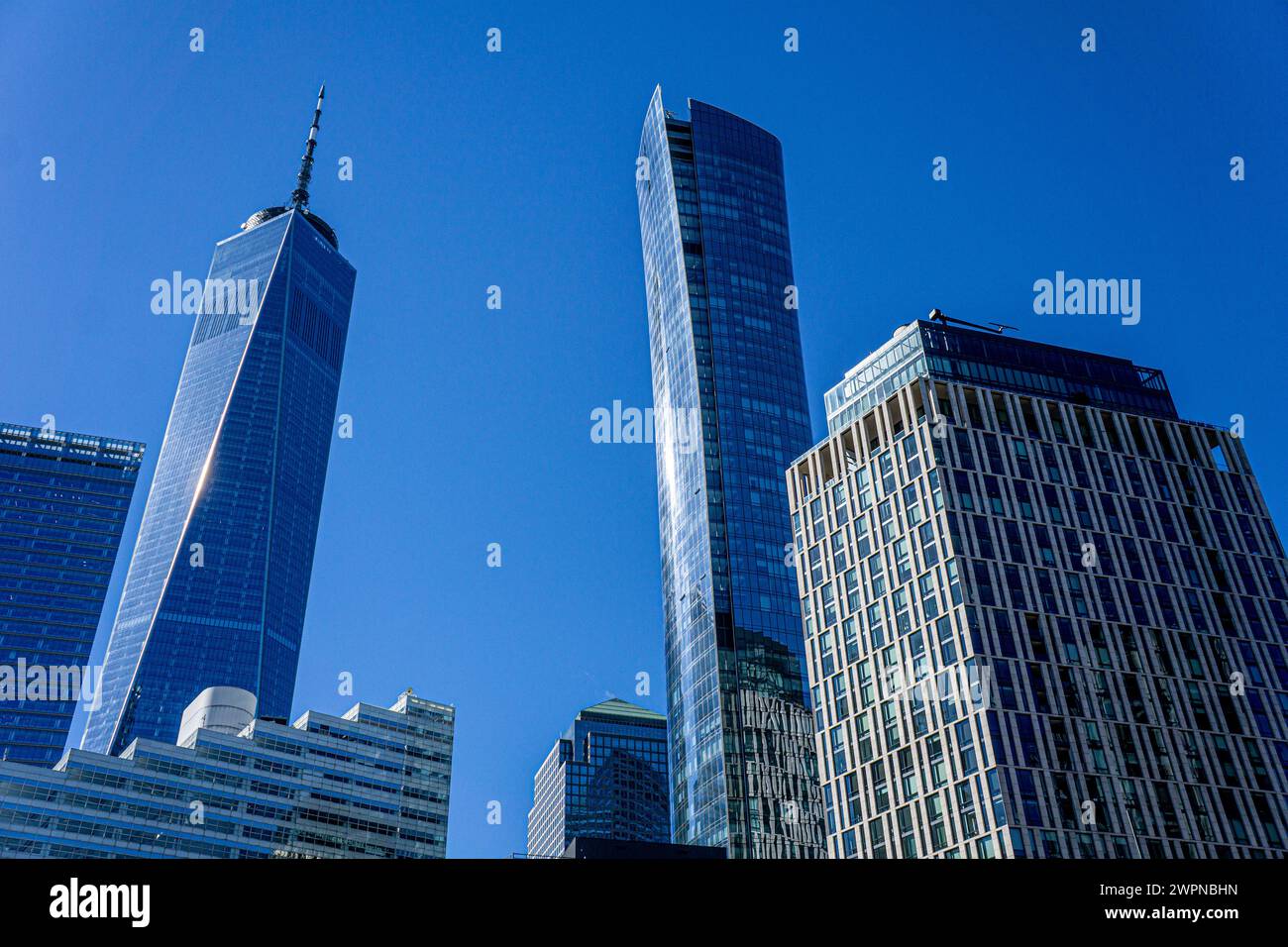 Vista ad angolo basso del paesaggio urbano con 1 World Trade Center (a sinistra) e 111 Murray Street (a destra), New York City, New York, Stati Uniti Foto Stock
