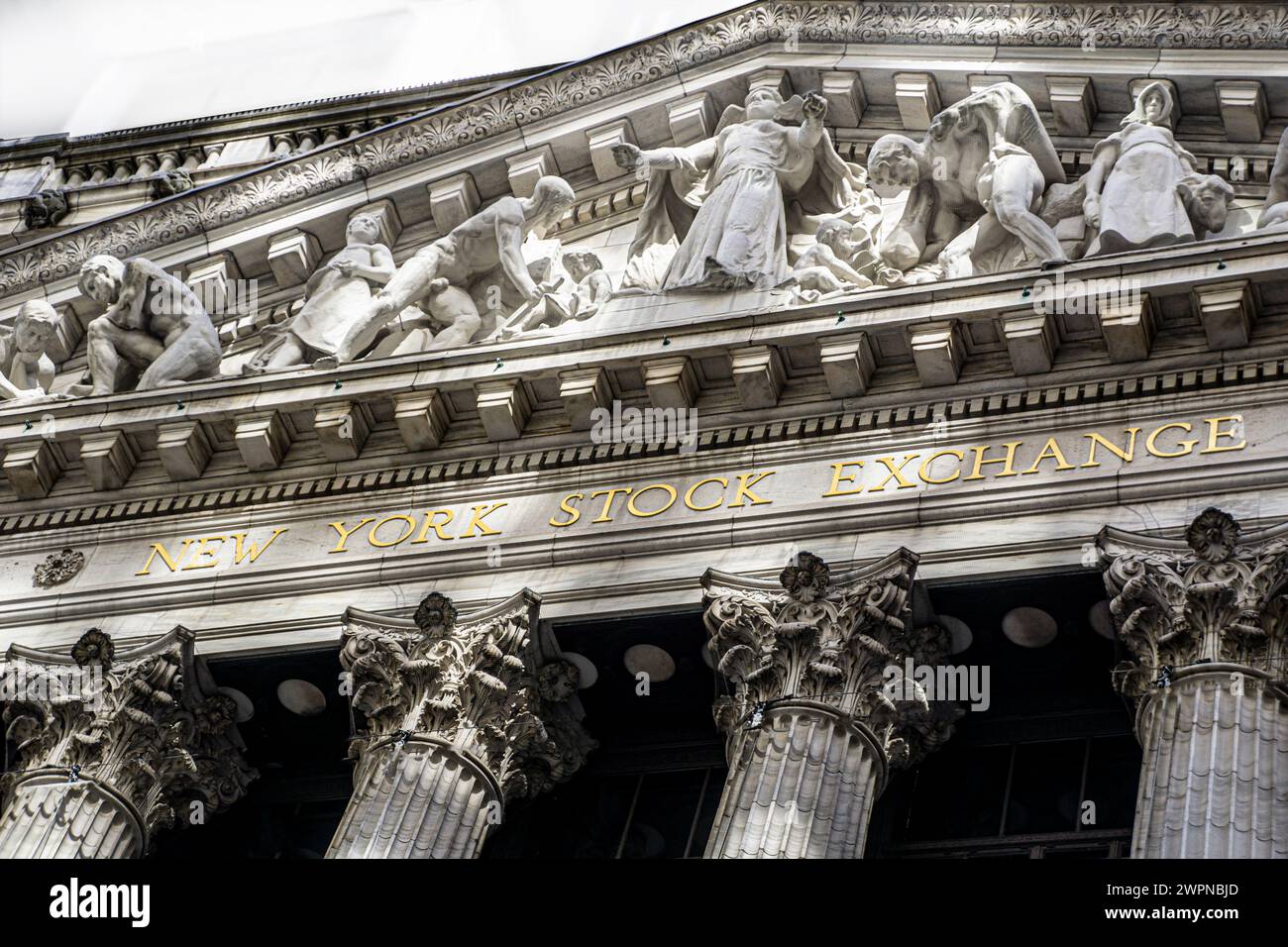New York Stock Exchange, dettaglio vista esterna ad angolo basso, Financial District, New York City, New York, USA Foto Stock