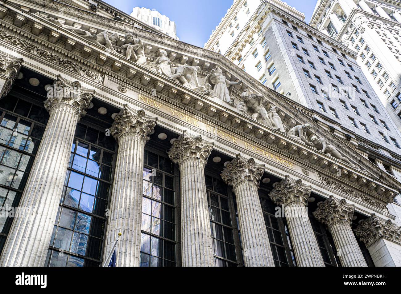 New York Stock Exchange, low angle view, Financial District, New York City, New York, STATI UNITI Foto Stock