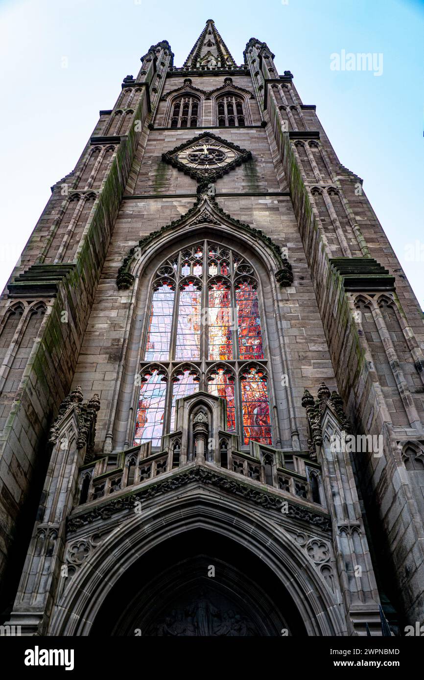 Trinity Church, vista ad angolo basso, New York City, New York, USA Foto Stock