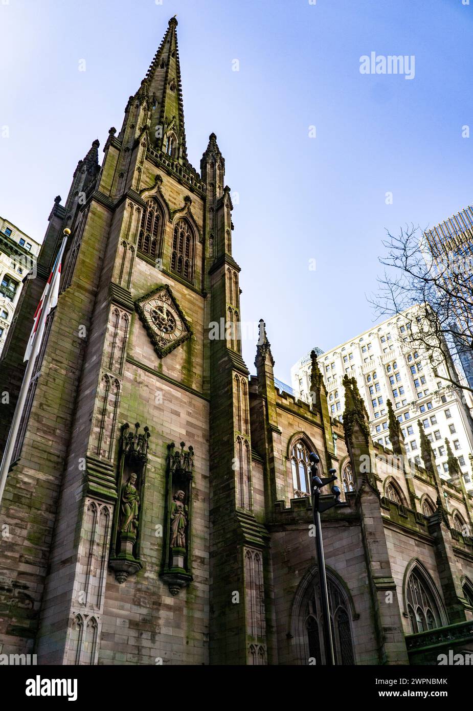 Trinity Church, vista ad angolo basso, New York City, New York, USA Foto Stock