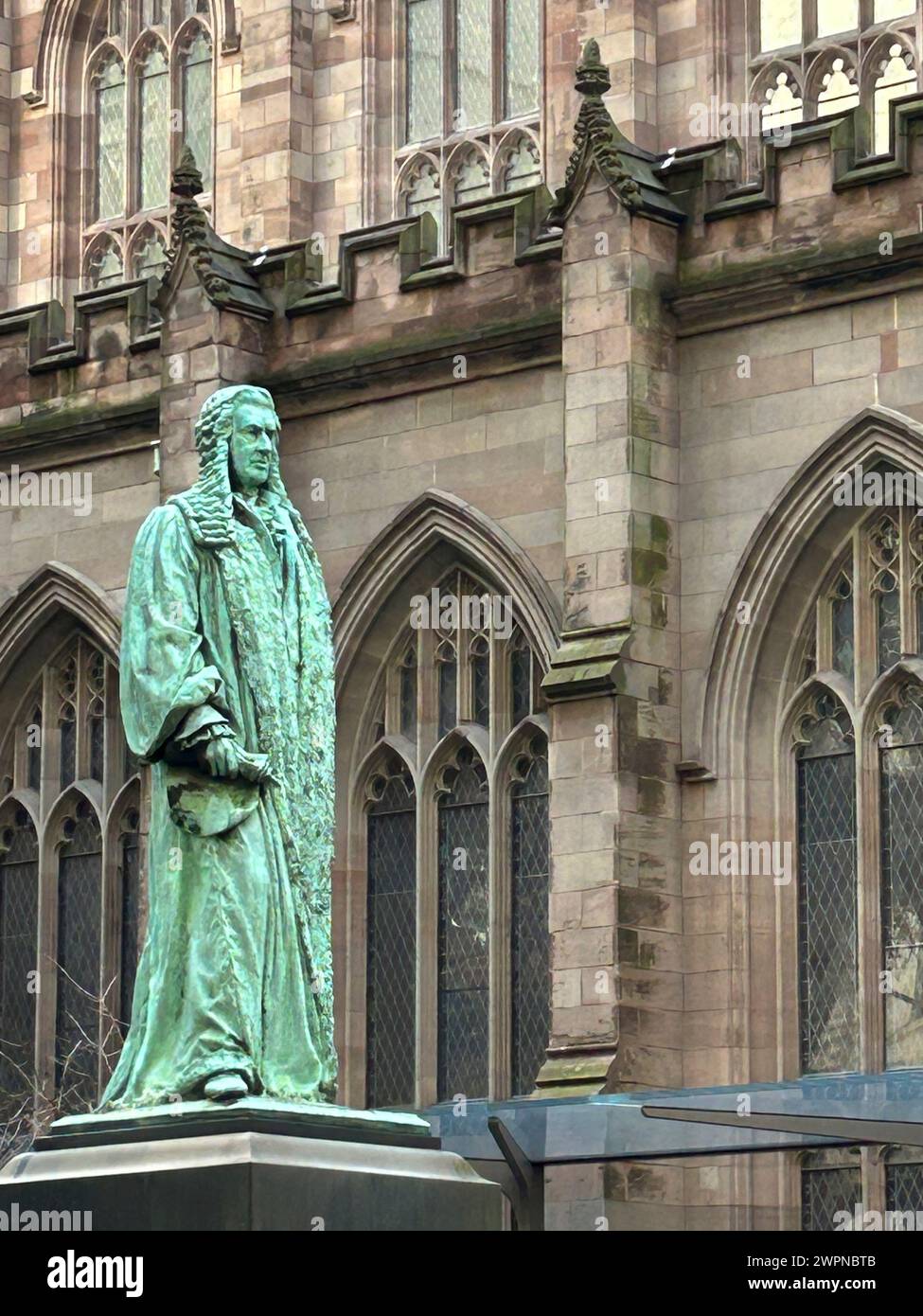 Statua del membro del Congresso degli Stati Uniti John Watts a Trinity Churchyard, Trinity Church, con paesaggio urbano e One World Trade Center sullo sfondo, New York City, New York Foto Stock