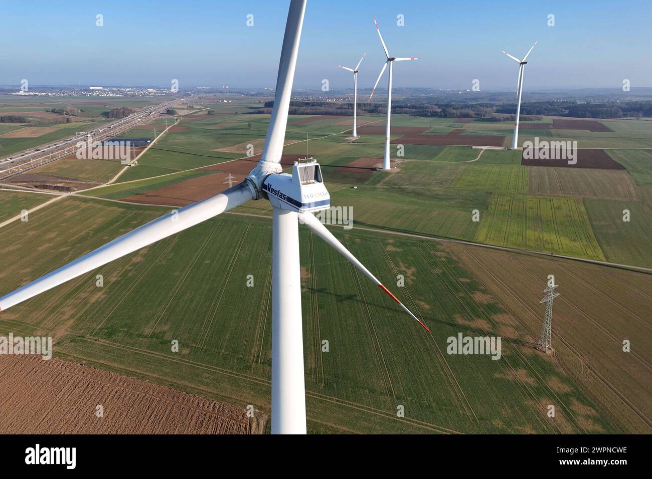 Windkraftraeder auf der Schwaebischen Alb bei Dornstadt entlang der Autobahn A8. Windpark, Windrad, Windkraft, Windkraftrad. Ausbau der Windkraft. *** Turbine eoliche sull'Alb svevo vicino a Dornstadt lungo l'autostrada A8 Parco eolico, turbina eolica, energia eolica, espansione di energia eolica Foto Stock
