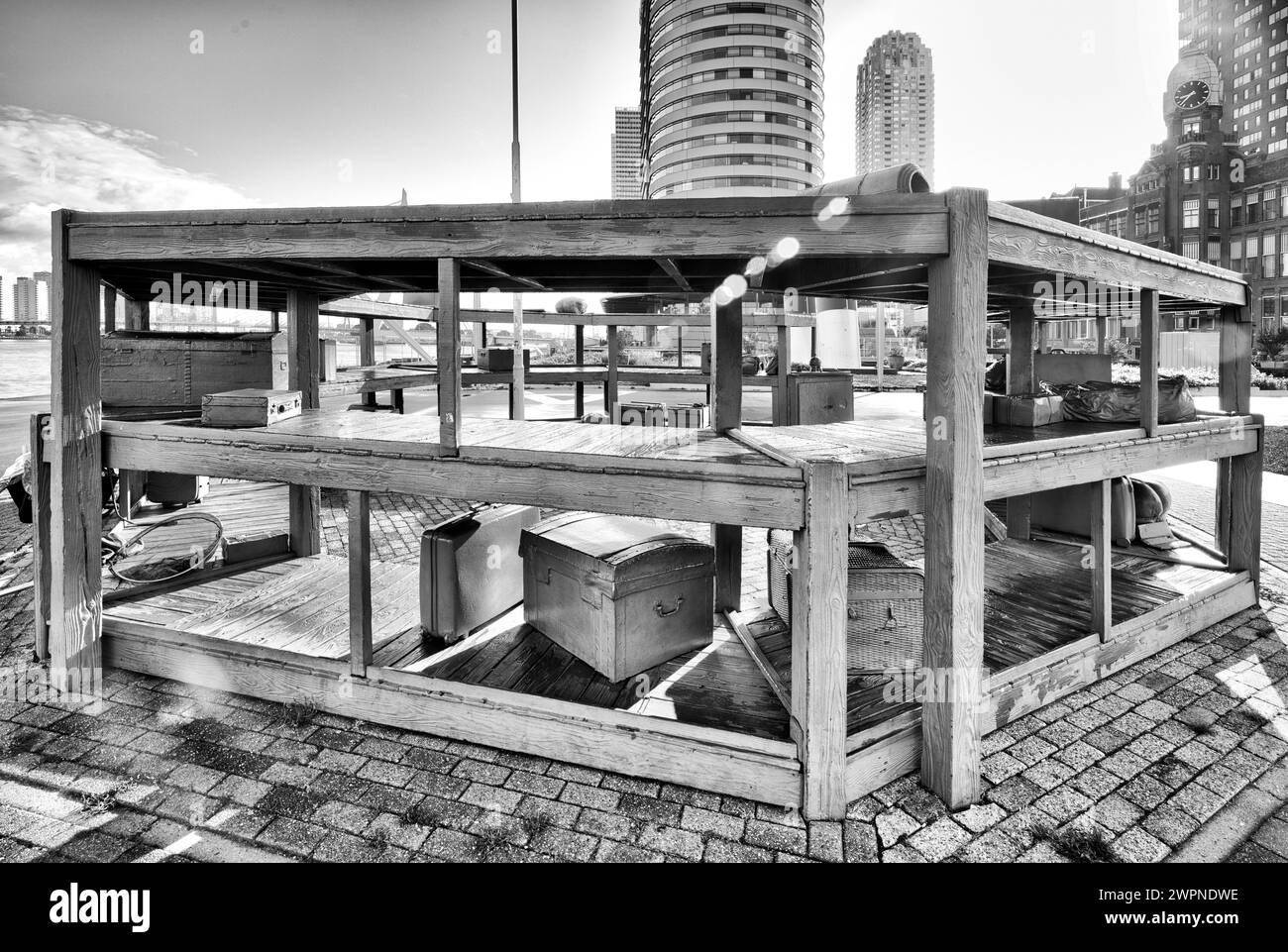 Deposito bagagli smarrito' voor landverhuizers, Koninginnehoofd, Wilhelminapier, artwork, Nieuwe Maas, grattacieli, Rotterdam, Paesi Bassi, Foto Stock