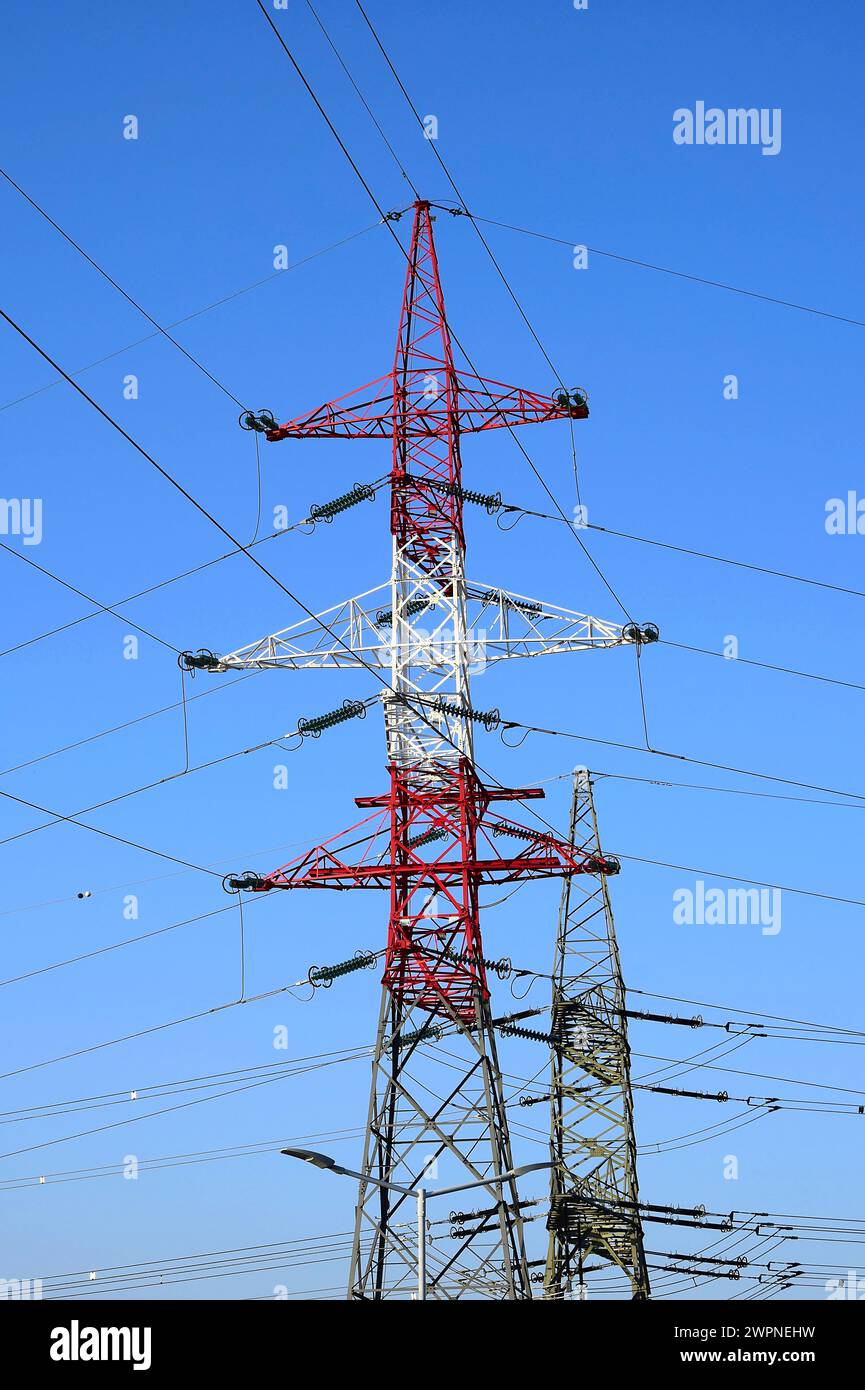 Piloni metallici di linee elettriche ad alta tensione contro un cielo blu. Il concetto di energia, trasporto di energia elettrica. Vista dal basso. Focu selettiva Foto Stock