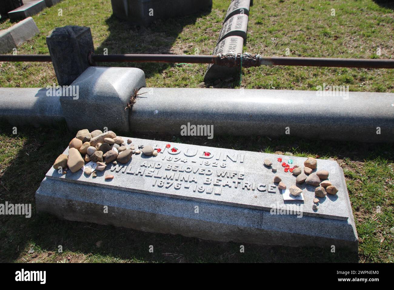 New York, Stati Uniti. 8 marzo 2024. Il sole splende sulla tomba del mago Harry Houdini al Machpelah Cemetery nel quartiere New York del Queens. Ancora oggi, i fan fanno pellegrinaggi al pomposo memoriale. Il 24 marzo ricorre il 150° anniversario della nascita di Houdini. Nacque Erik Weisz a Budapest in quella che allora era l'Austria-Ungheria, ma arrivò negli Stati Uniti con la sua famiglia da bambino. Crediti: Christina Horsten/dpa/Alamy Live News Foto Stock