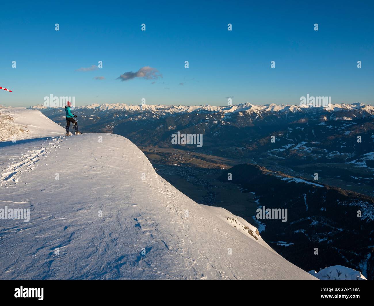 Escursione con racchette da neve sullo Stoderzinken nel Kemetgebirge, a nord della Enns Valley. Foto Stock