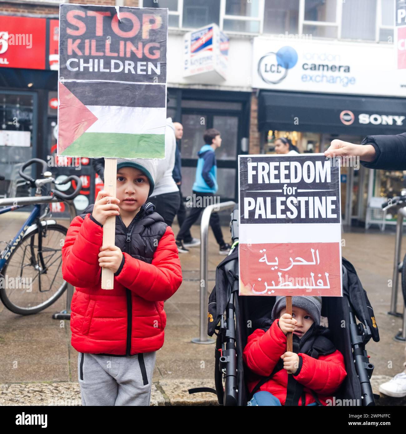 Due bambini partecipano alla protesta pro-Palestina del 16 dicembre 2023 a Southampton, Regno Unito Foto Stock