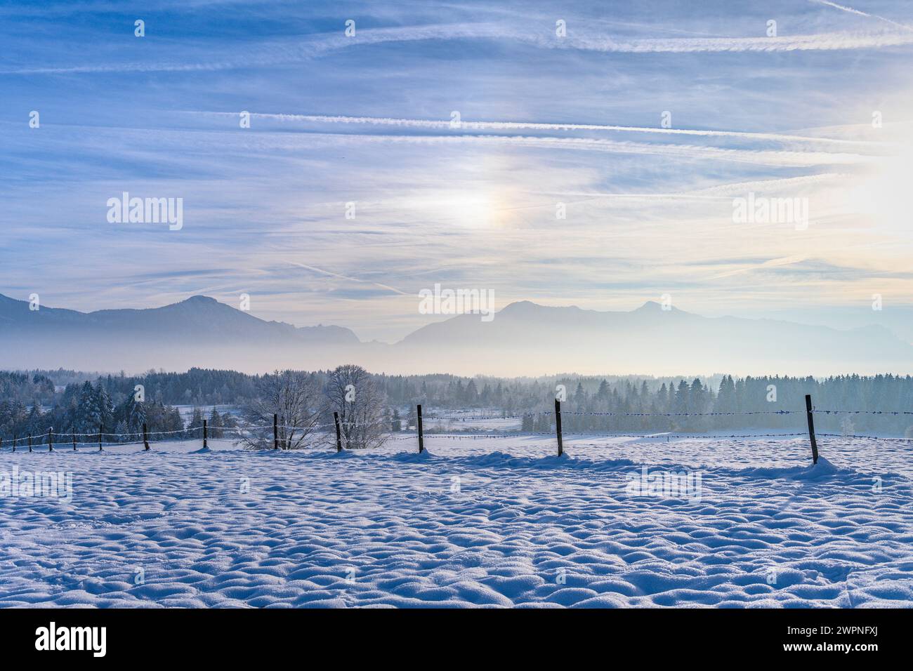 Germania, Baviera, Pfaffenwinkel, Penzberg, St Johannisrain, paesaggio invernale ai piedi delle Alpi Foto Stock