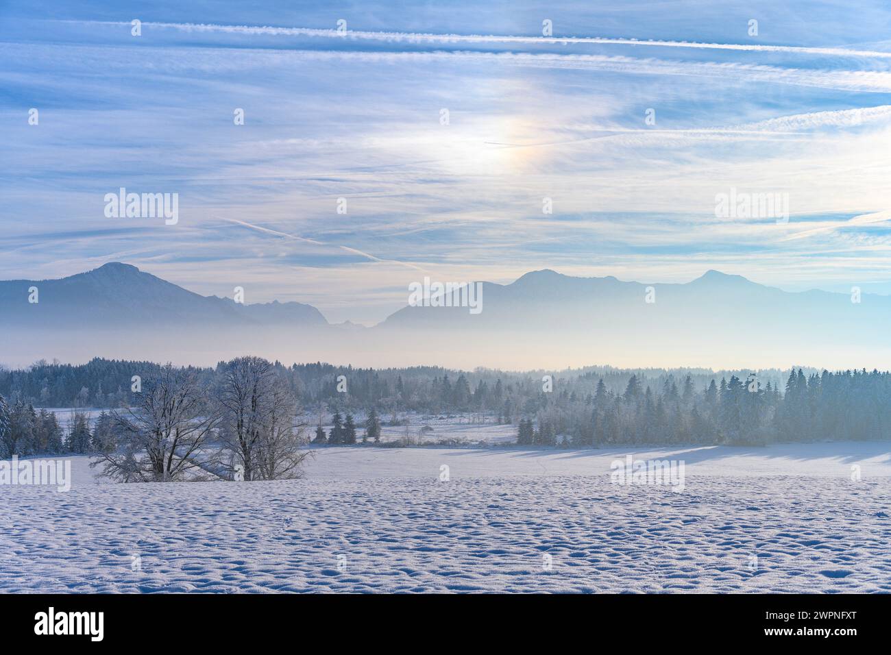 Germania, Baviera, Pfaffenwinkel, Penzberg, St Johannisrain, paesaggio invernale ai piedi delle Alpi Foto Stock