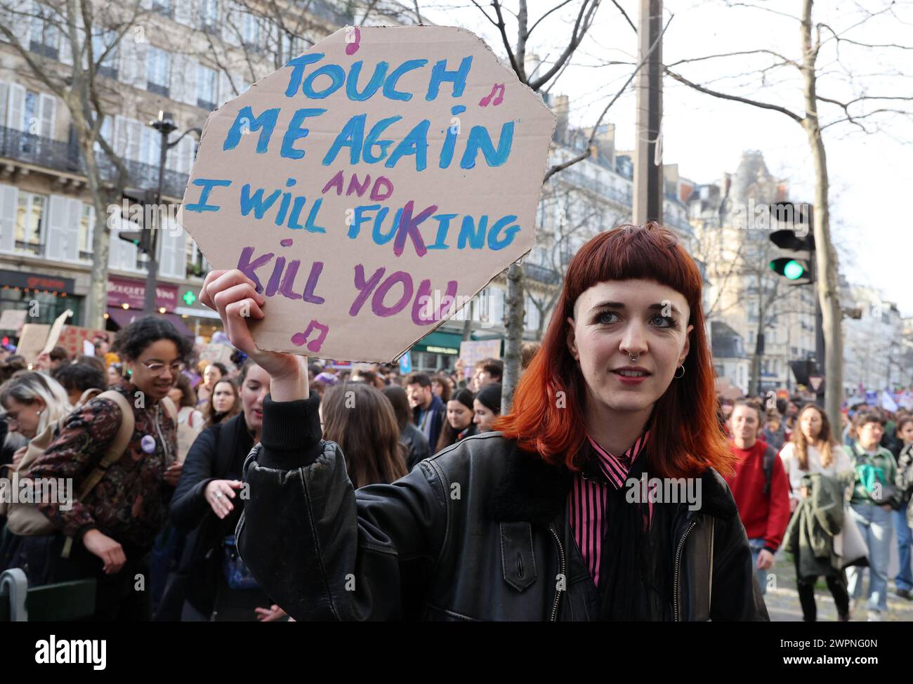 Parigi, Francia. 8 marzo 2024. I residenti tengono striscioni mentre marciano per le strade di Parigi in occasione della giornata internazionale della donna, venerdì 8 marzo 2024. La Francia ha sancito oggi il diritto all'aborto, mentre il paese ha iscritto il suo diritto garantito nella sua costituzione. Foto di Maya Vidon-White/UPI credito: UPI/Alamy Live News Foto Stock