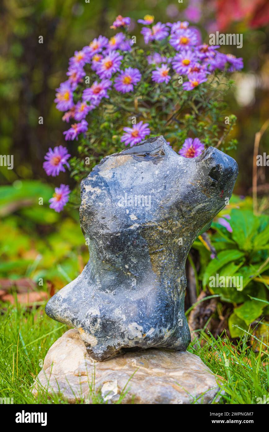 Arte da spiaggia, figure decorative, statue nel giardino come decorazione, aste Foto Stock