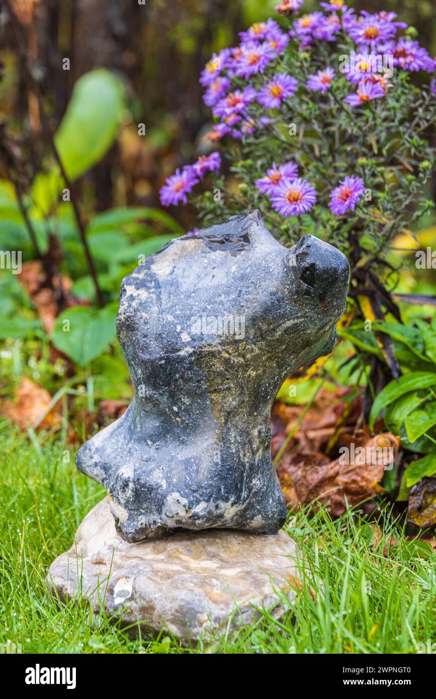 Arte da spiaggia, figure decorative, statue nel giardino come decorazione, aste Foto Stock