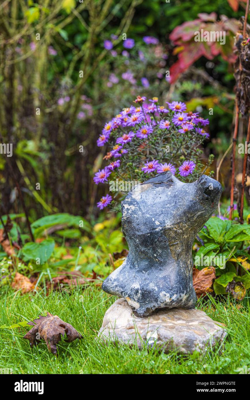 Arte da spiaggia, figure decorative, statue nel giardino come decorazione, aste Foto Stock