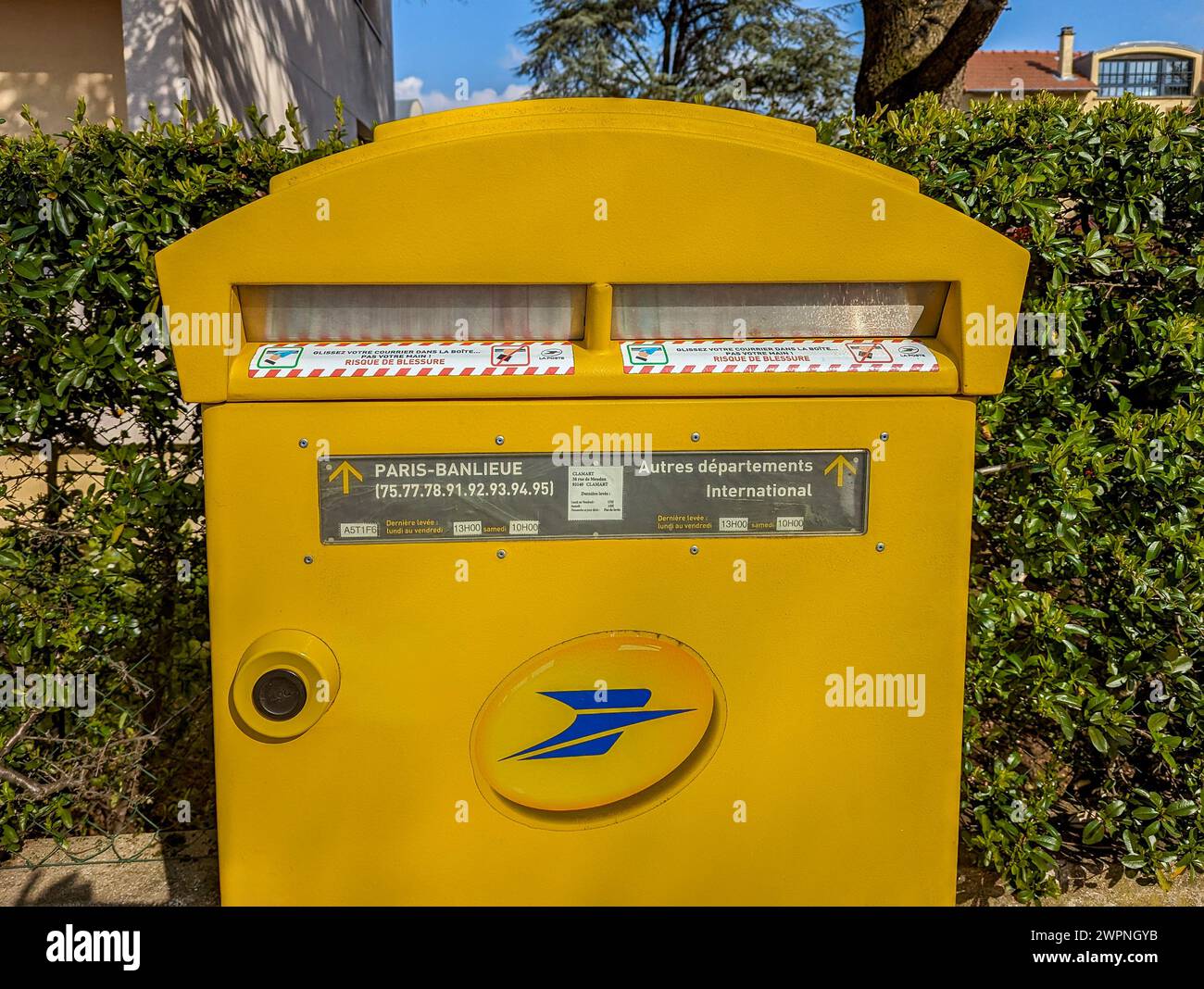 Casella postale gialla della società pubblica francese la Poste, per raccogliere la posta da inviare, con uno slot per la posta locale e un altro per le altre lettere Foto Stock