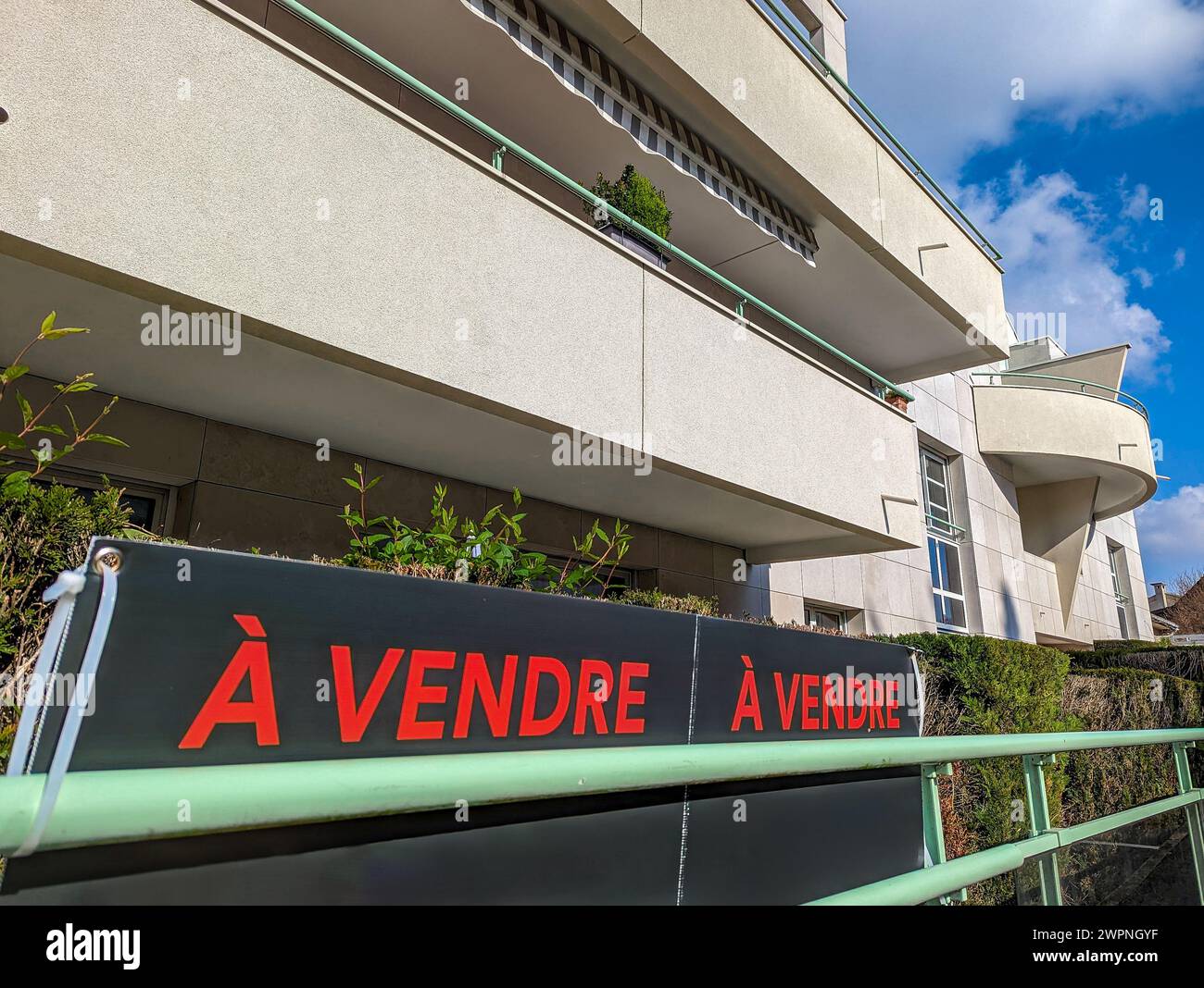 "A vendre" (traduzione inglese: "In vendita") scritto in francese su cartelli fissati all'esterno di un appartamento in un edificio residenziale Foto Stock