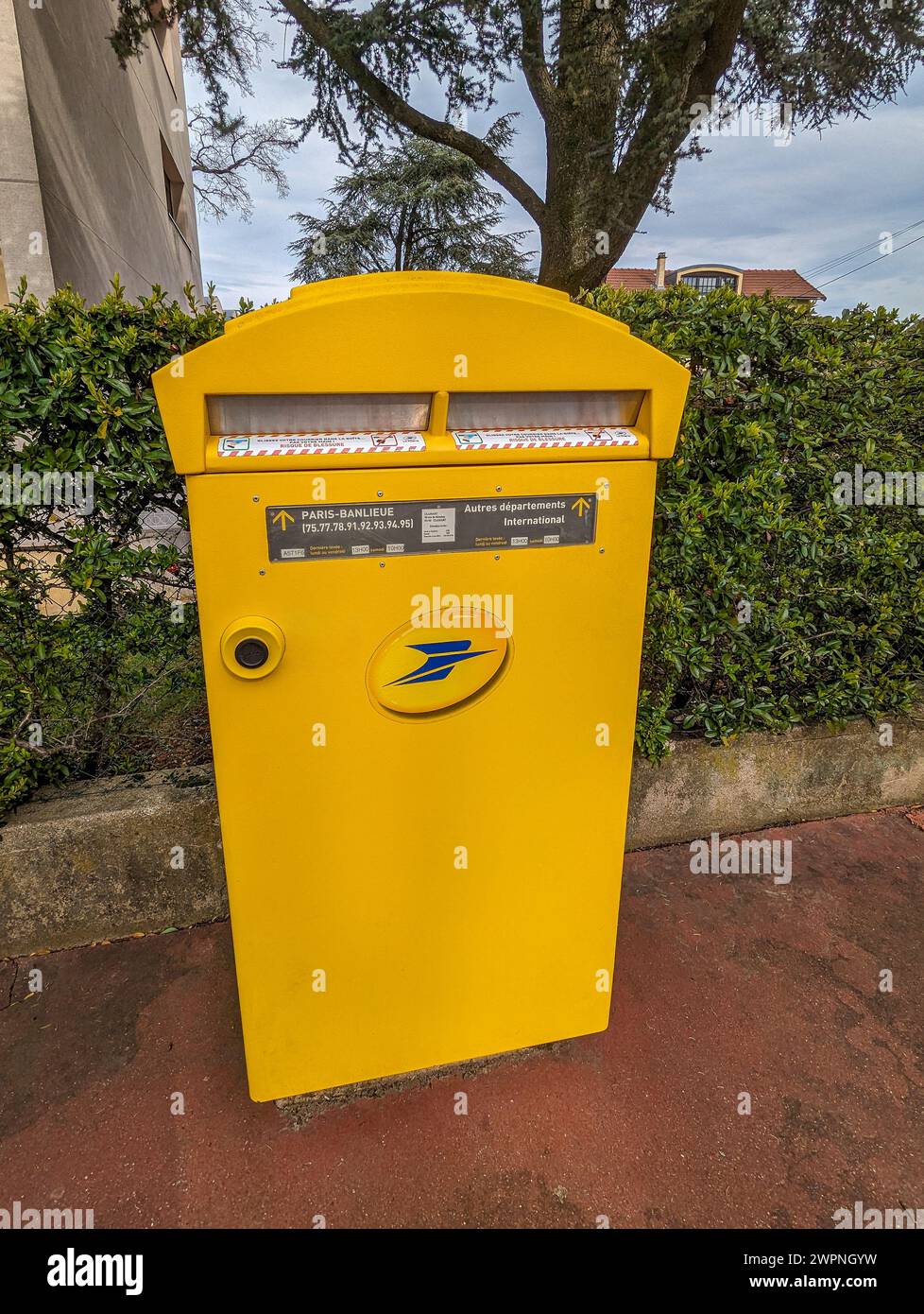 Casella postale gialla della società pubblica francese la Poste, per raccogliere la posta da inviare, con uno slot per la posta locale e un altro per le altre lettere Foto Stock