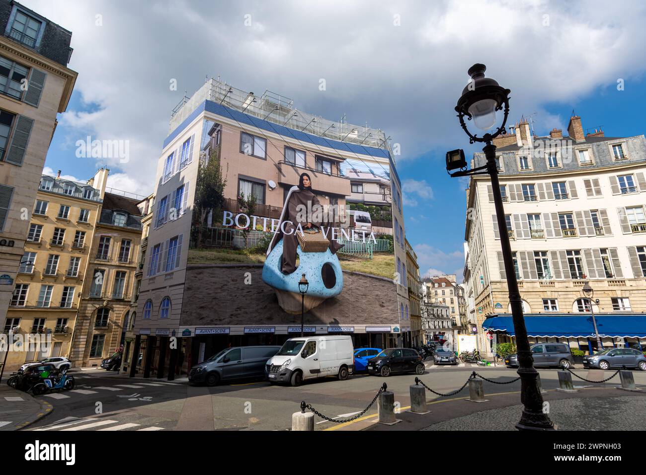 Gigantesco cartellone pubblicitario per Bottega Veneta, una casa di moda di lusso italiana, sulla facciata di un edificio parigino Foto Stock