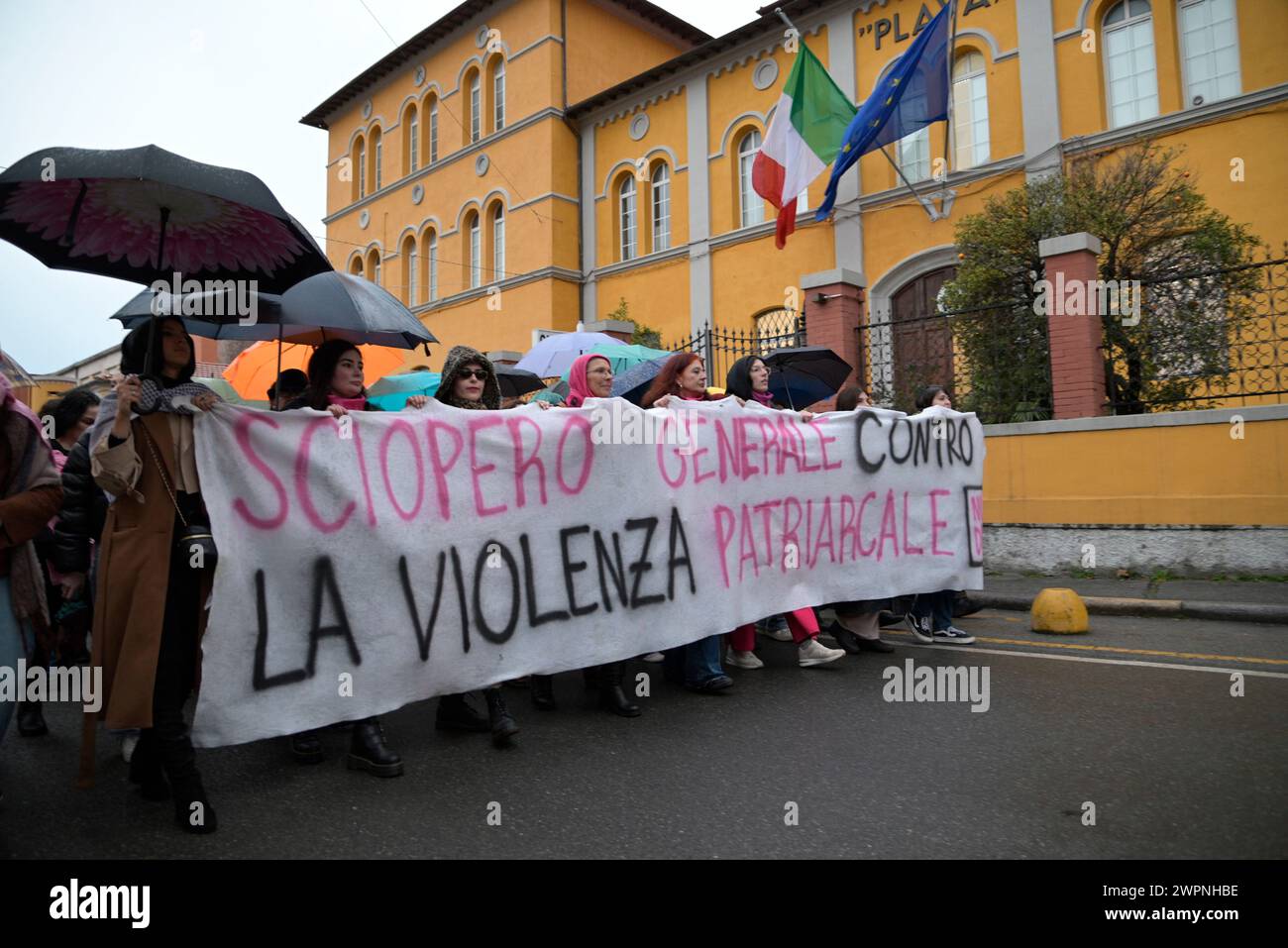 Massa, massa-Carrara, Toscana, Italia, 8 marzo, 2024. una dimostrazione nelle strade della città. Otto punti per l'8 marzo. Sciopero generale contro la violenza patriarcale di non una di meno massa Carrara, lo spazio collettivo femminista, intersezionale ed eco-femminista che si allontana dagli odiatori seriali e condanna ogni forma di violenza, compresa la violenza verbale. L'8 marzo, sciopero contro la violenza patriarcale in tutte le sue forme! Crediti: Paolo Maggiani/Alamy Live News Foto Stock