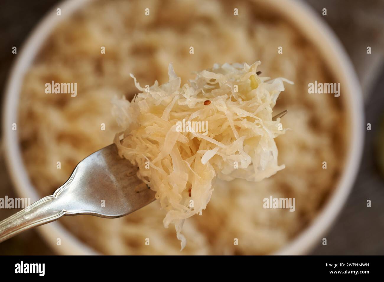 Cavolo fermentato fatto in casa o crauti su una forchetta, vista dall'alto Foto Stock