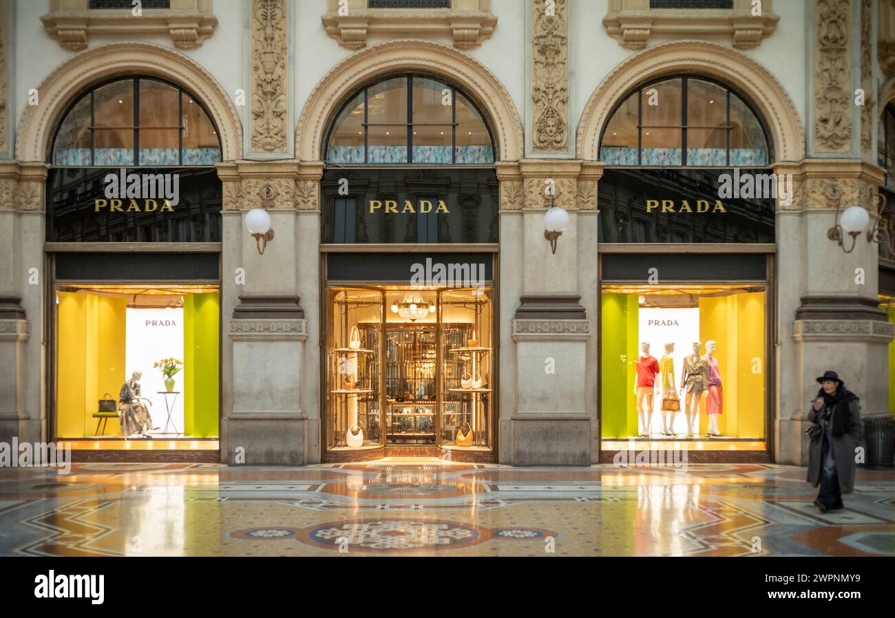 Il negozio di design Prada all'interno della Galleria Vittorio Emanuele II di Milano, Italia. Foto Stock