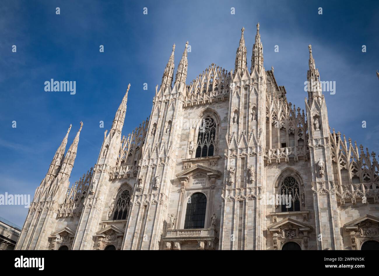 Guardando il Duomo di Milano, il Duomo cattolico di Milano, Italia. Foto Stock