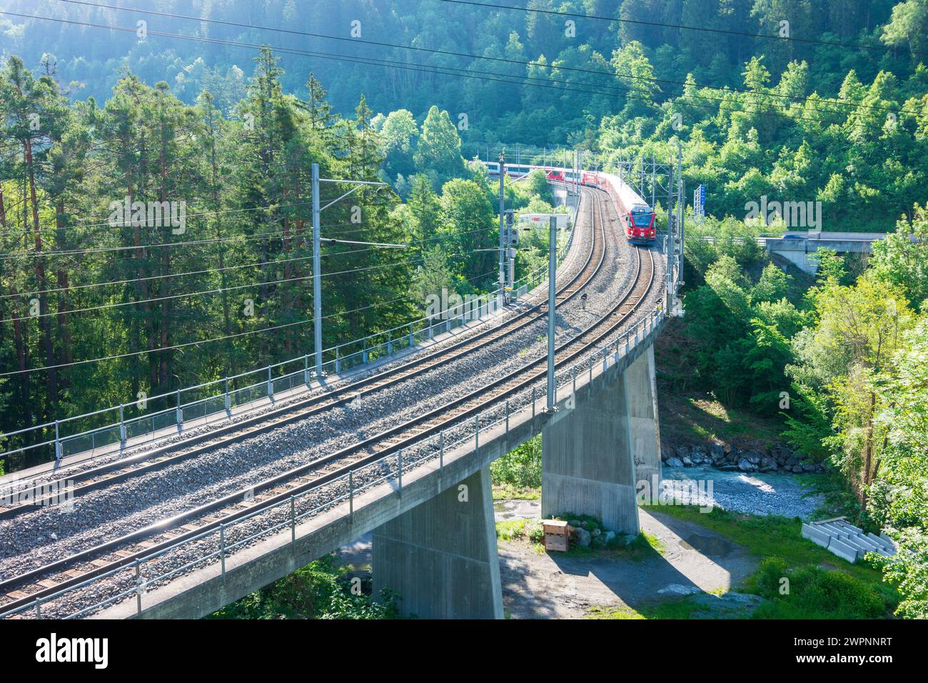 Thusis, treno locale della ferrovia Retica (Rhätische Bahn) a Viamala, Grigioni, Svizzera Foto Stock