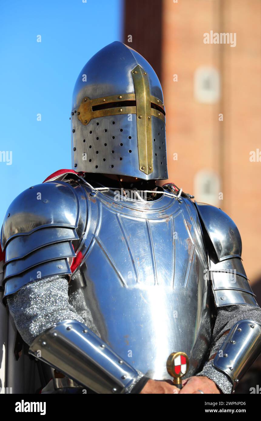 cavaliere in casco e armatura d'acciaio durante una rievocazione storica delle Crociate Foto Stock