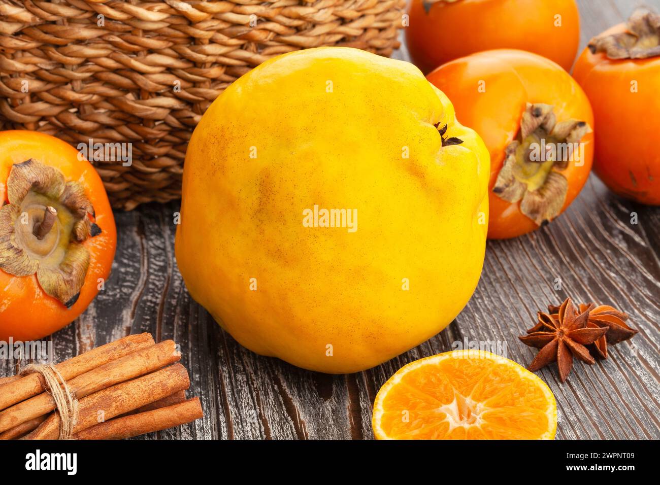 una cotogna su sfondo di legno Foto Stock