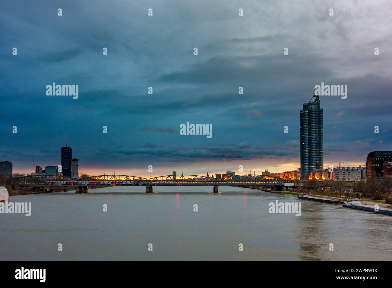 Vienna, alba sul fiume Donau (Danubio), ponte Nordbahnbrücke, DC Tower 1, Millennium Tower nel 2002. Leopoldstadt, Vienna, Austria Foto Stock