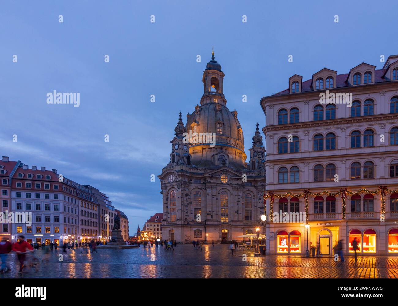 Dresda, mercatino di Natale in piazza Neumarkt, chiesa Frauenkirche, Sassonia, Germania Foto Stock