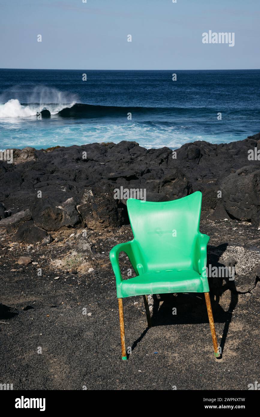 Sedia verde sulla costa rocciosa di Tenesar, Lanzarote Foto Stock