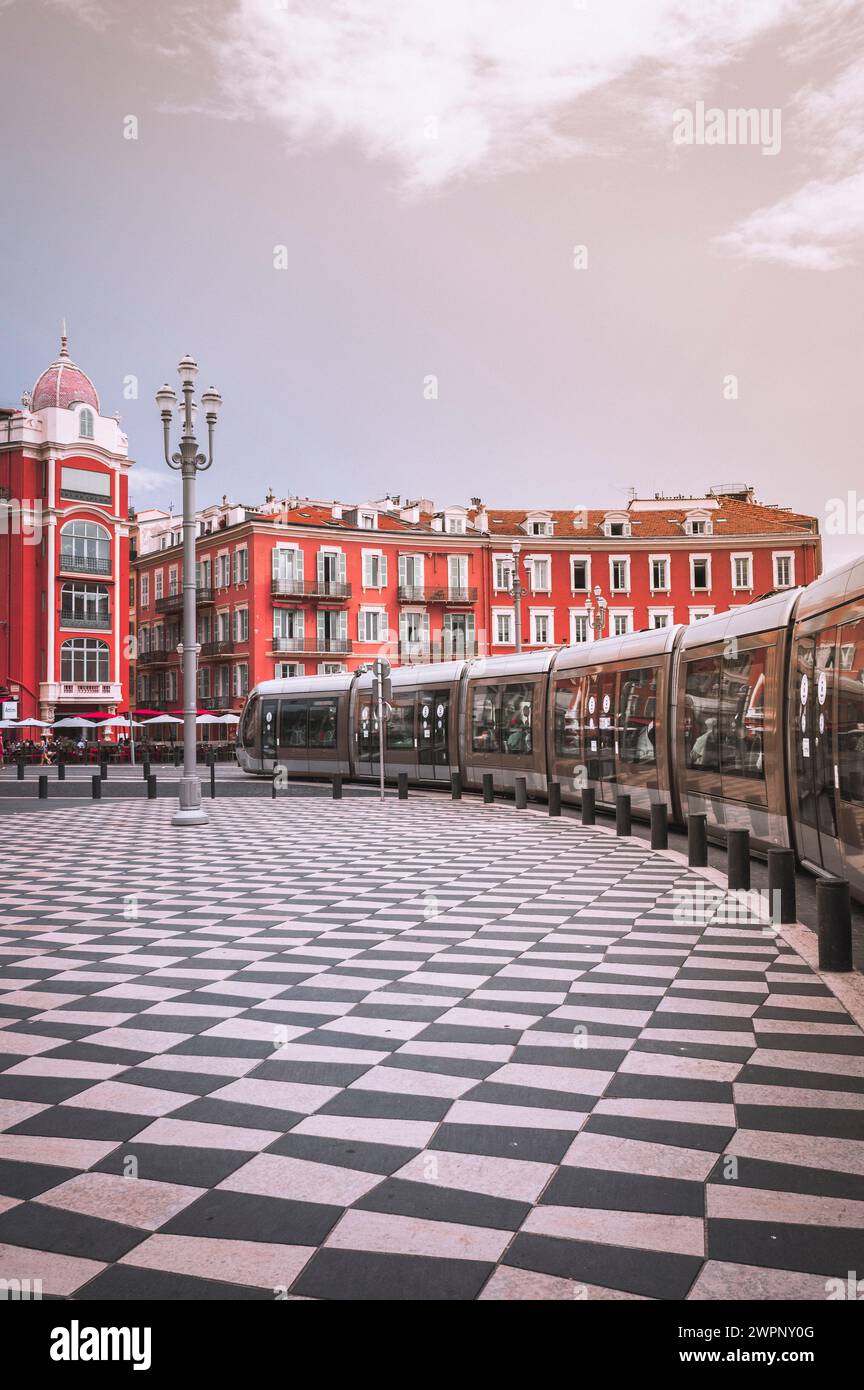 Place Massena a Nizza con pavimento a scacchi e tram Foto Stock