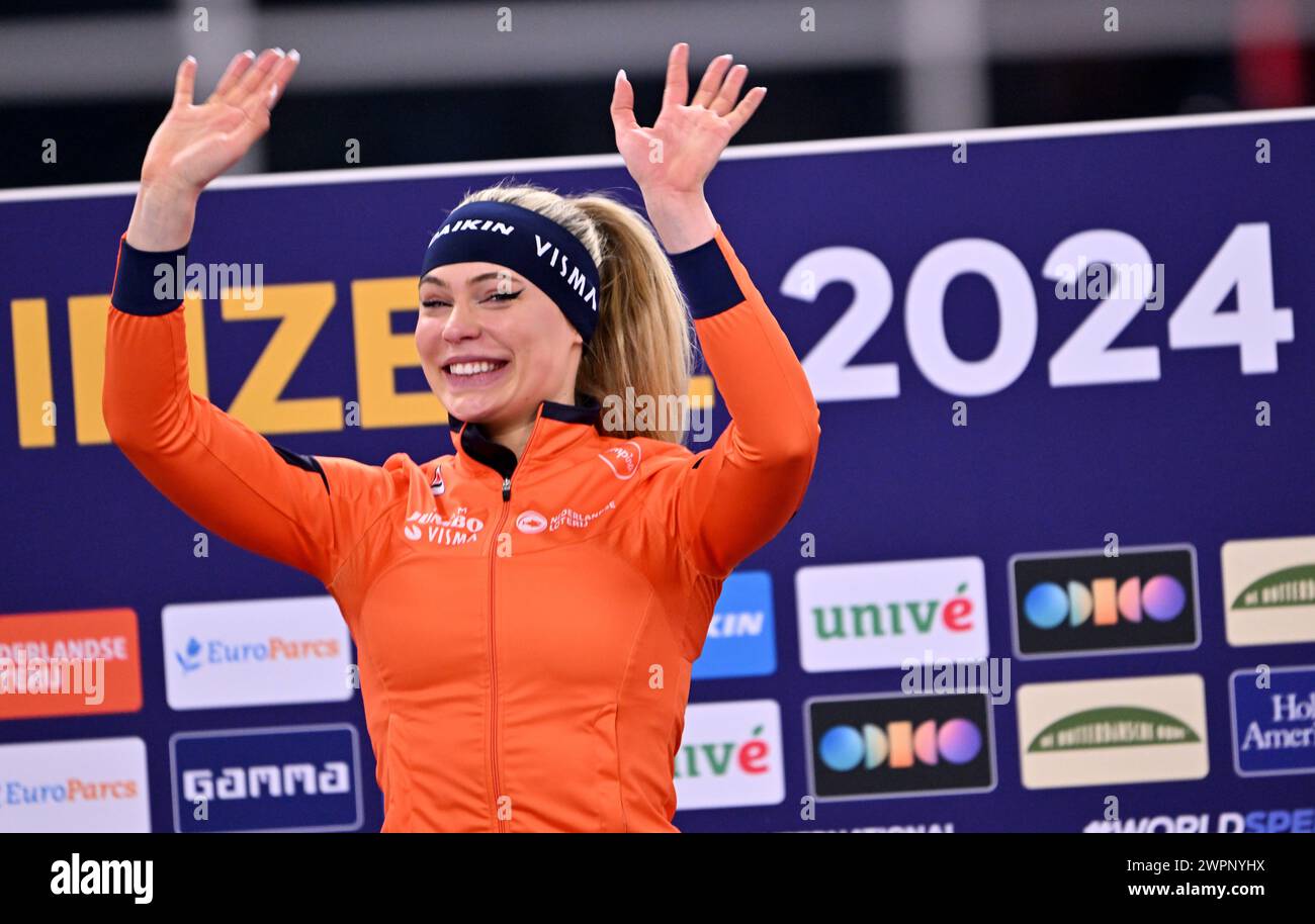 Inzell, Germania. 8 marzo 2024. Pattinaggio di velocità: Campionati del mondo Sprint - cerimonia di premiazione donne 1000 metri sprint. Jutta Leerdam dai Paesi Bassi, 1° posto. Crediti: Peter Kneffel/dpa/Alamy Live News Foto Stock